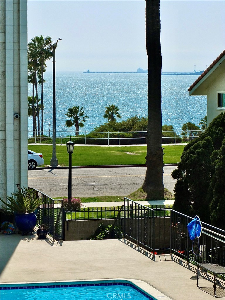 https://media.crmls.org/medias/c4daf3ff-f912-43e7-ade6-08f1f9bcc532.jpg?preset=X-Large