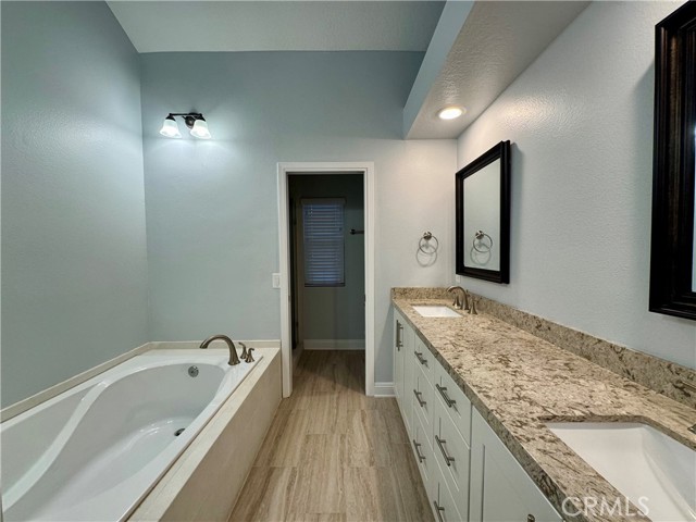 Detail Gallery Image 5 of 13 For 478 E Yale Loop #16,  Irvine,  CA 92614 - 4 Beds | 2/1 Baths