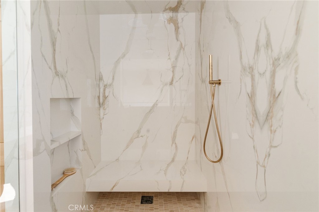 https://media.crmls.org/medias/c4dcd310-282b-4821-9f3f-eb6d295a42d5.jpg?preset=X-Large