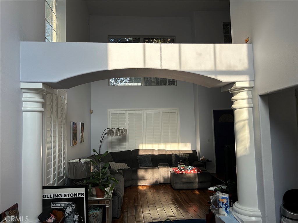 https://media.crmls.org/medias/c4dfd838-6610-4ba1-adf5-c28e058c18f8.jpg?preset=X-Large