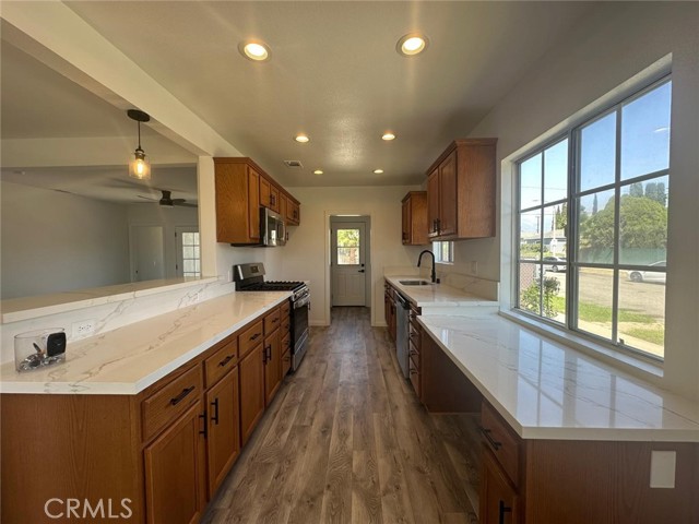 Detail Gallery Image 8 of 13 For 1025 Bonnie Brae, Pomona,  CA 91767 - 3 Beds | 2 Baths