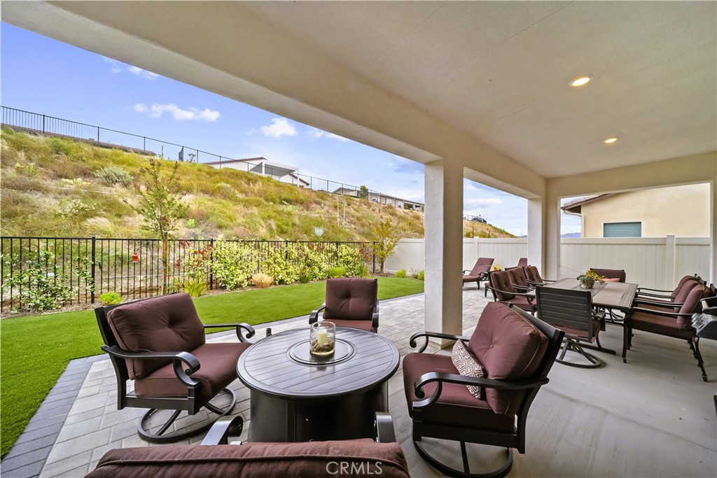 https://media.crmls.org/medias/c4e145a2-05c7-4de6-8135-cd75d0b4e18b.jpg?preset=X-Large