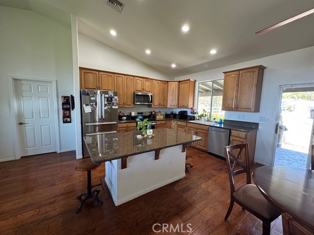 21650 Skyhill Place, Perris CA: https://media.crmls.org/medias/c4e23bc0-0470-4c2d-9980-aecb990aa5ef.jpg