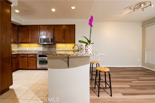Detail Gallery Image 6 of 64 For 21301 Erwin St #237,  Woodland Hills,  CA 91367 - 2 Beds | 2 Baths
