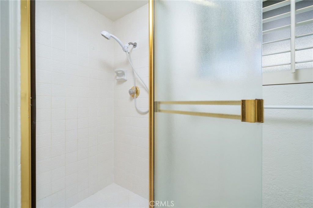 https://media.crmls.org/medias/c4e6768a-525a-4157-b305-842e9e907e85.jpg?preset=X-Large