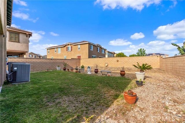 8011 Sea Salt Avenue, Fontana CA: https://media.crmls.org/medias/c4e853a0-473d-4f8b-babb-cbe40236946b.jpg