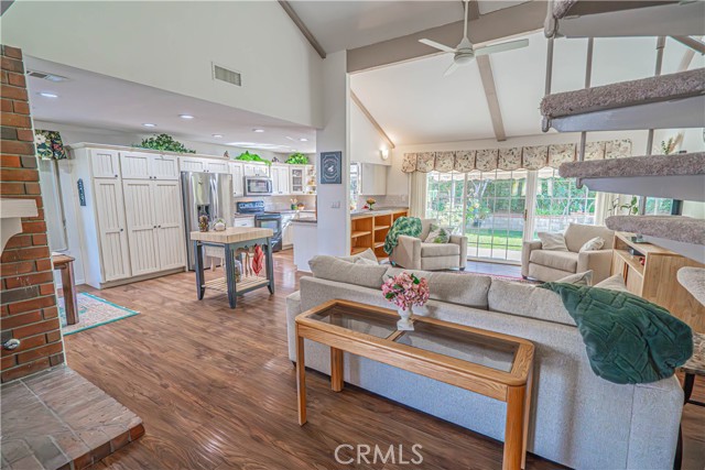 Detail Gallery Image 10 of 59 For 23514 via Decano, Valencia,  CA 91355 - 4 Beds | 2 Baths