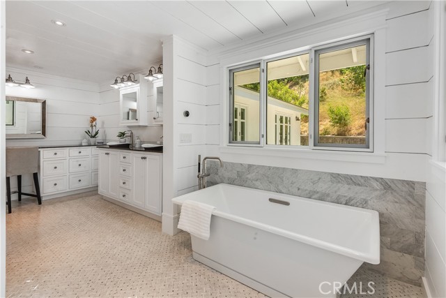 16 Roadrunner Road, Rolling Hills CA: https://media.crmls.org/medias/c4ebce54-bc10-4023-b50e-41e4cf839f4e.jpg