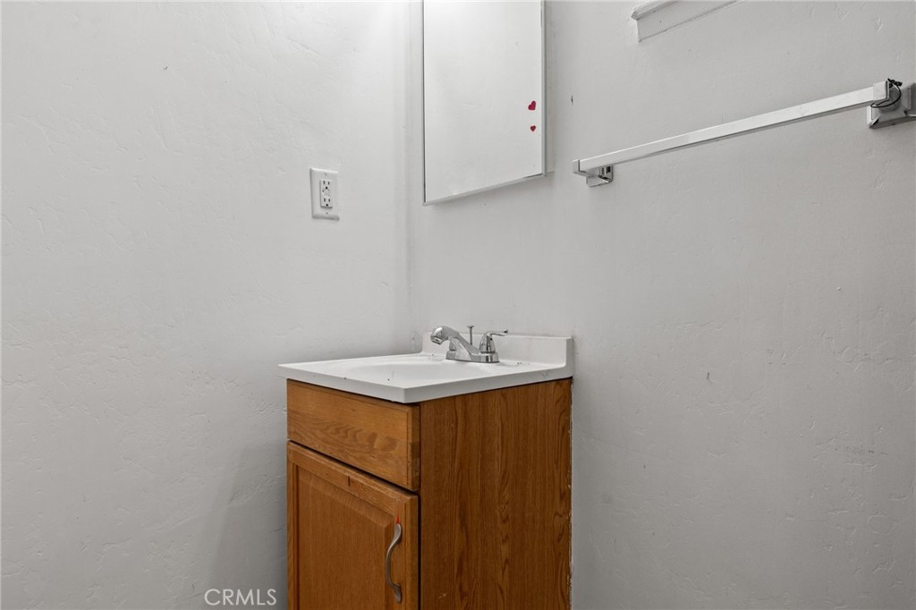 https://media.crmls.org/medias/c4ec328b-230c-4dbf-951e-e8ebbf5f6f31.jpg?preset=X-Large