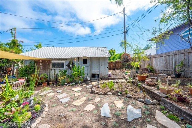 1143 Walnut Street, San Luis Obispo CA: https://media.crmls.org/medias/c4ec8cf9-86f4-40c7-a1a0-a4fed625b0bd.jpg