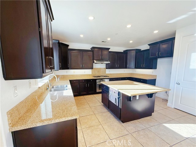 Detail Gallery Image 4 of 15 For 6870 Tourmaline Dr, Corona,  CA 92880 - 5 Beds | 3 Baths