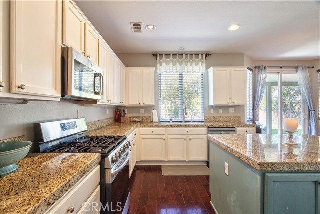 Detail Gallery Image 17 of 51 For 39883 S Creek Cir, Murrieta,  CA 92563 - 5 Beds | 3/1 Baths