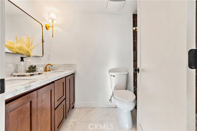 229 S Kingsley Drive, Los Angeles CA: https://media.crmls.org/medias/c4f108b6-e32c-4504-83e7-9bdd93506ab9.jpg