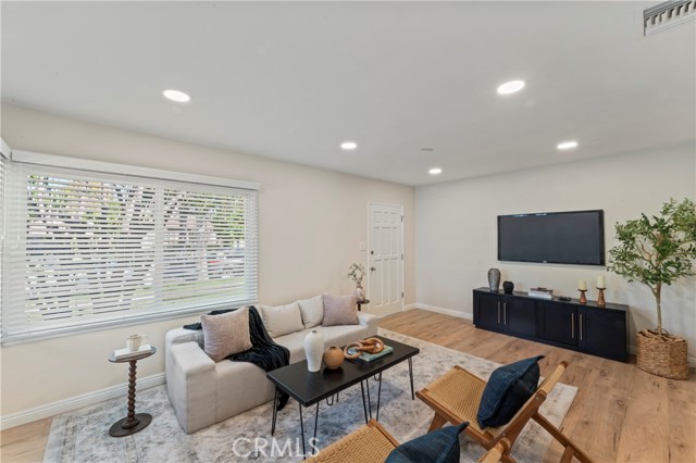 Detail Gallery Image 2 of 44 For 17008 Hartland St, Lake Balboa,  CA 91406 - 4 Beds | 2 Baths