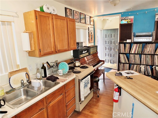 744 Gladys Avenue, Long Beach CA: https://media.crmls.org/medias/c4f26a36-9b54-4dfa-901d-f5af6c07c953.jpg