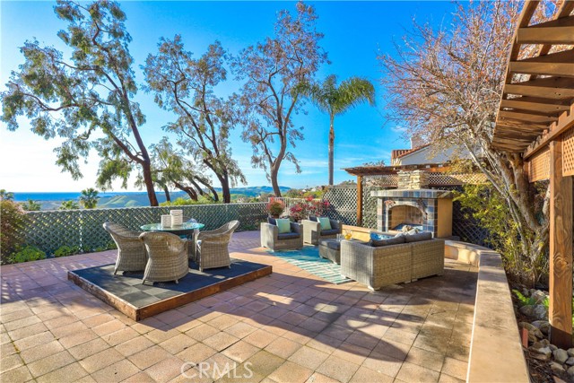 Enjoy outdoor dining all year long with your outdoor fireplace with views of the Pacific Ocean, Catalina Island, Dana Point Harbor, city lights and hills.