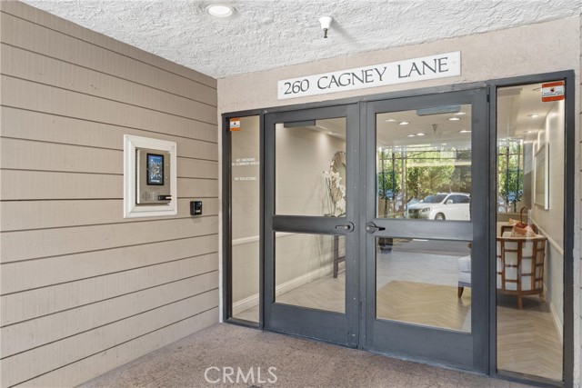 Detail Gallery Image 4 of 40 For 260 Cagney Ln #205,  Newport Beach,  CA 92663 - 2 Beds | 1 Baths