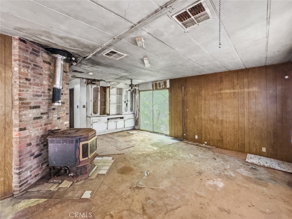 https://media.crmls.org/medias/c4f4f463-415c-43bf-b9b9-0de23cd5b1dc.jpg?preset=X-Large