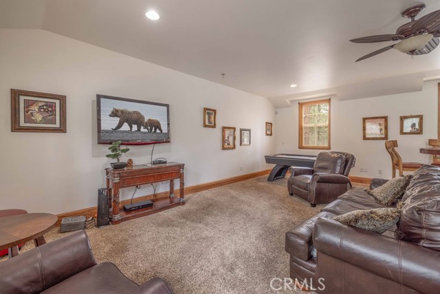 42385 Fox Farm Road, Big Bear Lake CA: https://media.crmls.org/medias/c4f600ee-765a-4908-98a9-363242d2ff1c.jpg