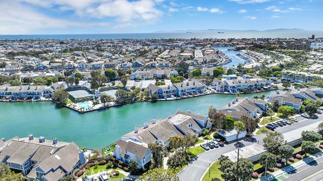 3512 Bravata Drive, Huntington Beach CA: https://media.crmls.org/medias/c4fa4bf5-ec9d-4336-87a2-33a49272599f.jpg