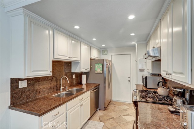 1180 Strawberry Lane, Glendora CA: https://media.crmls.org/medias/c4fa6e61-bbf2-4747-a2dd-9ffc4d9544b4.jpg