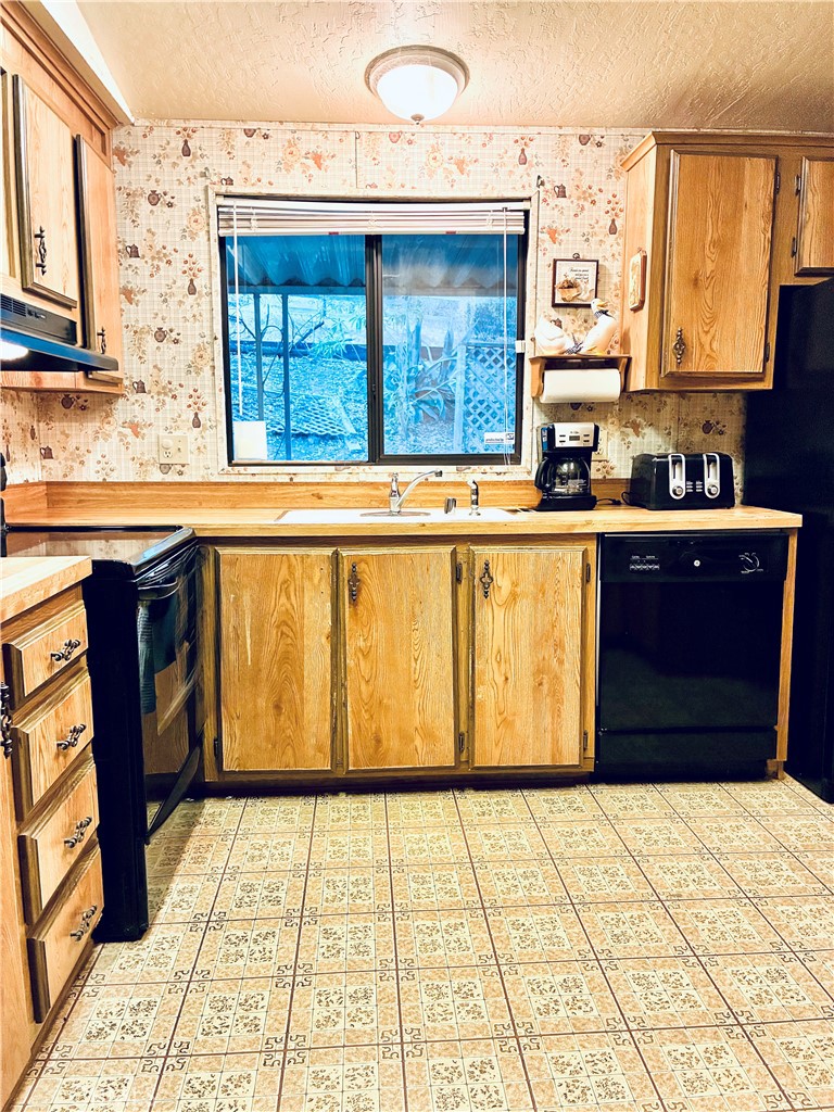 https://media.crmls.org/medias/c4fdb8f5-1a5f-4365-bbb5-f383983f6958.jpg?preset=X-Large