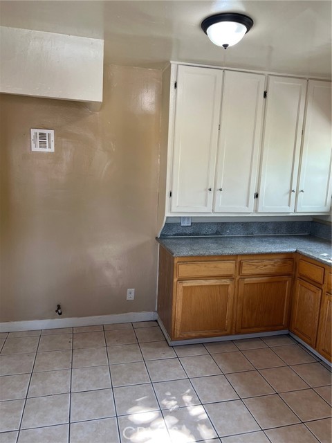 Detail Gallery Image 3 of 15 For 250 W 49th St, Los Angeles,  CA 90037 - – Beds | – Baths