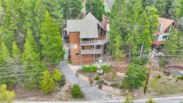 825 Grass Valley Road, Lake Arrowhead CA: https://media.crmls.org/medias/c501a427-860d-4b1b-affe-a6025da2a4f2.jpg