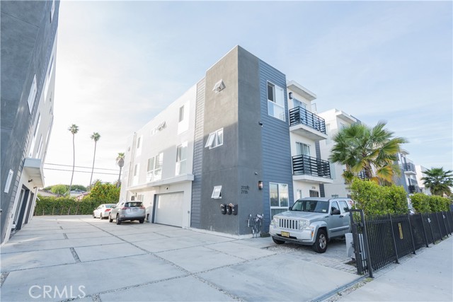 2725 S La Brea Avenue, Los Angeles CA: https://media.crmls.org/medias/c503862a-953e-41c6-8d60-b4221a3e2e12.jpg