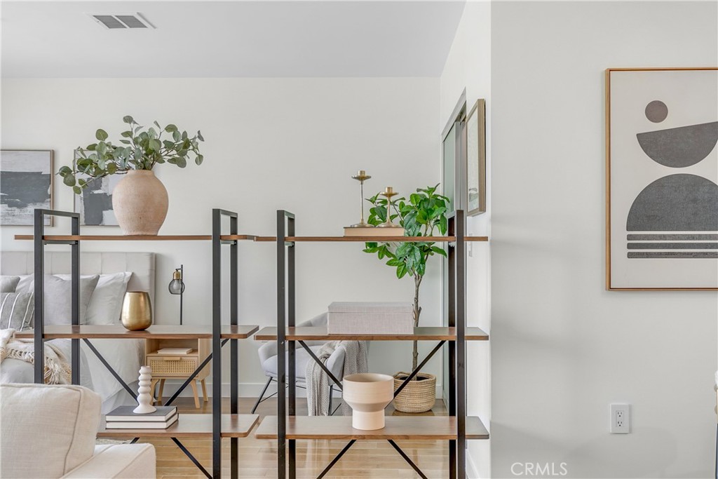 https://media.crmls.org/medias/c50d7980-3dbf-494b-9504-c1bf5949f69f.jpg?preset=X-Large