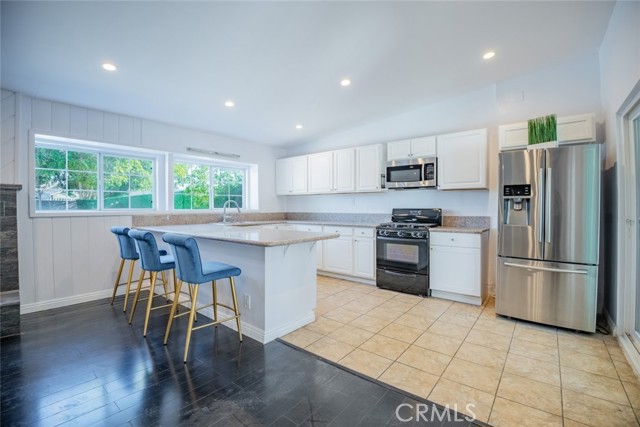 Detail Gallery Image 8 of 22 For 8561 Orion Ave, North Hills,  CA 91343 - 2 Beds | 2 Baths