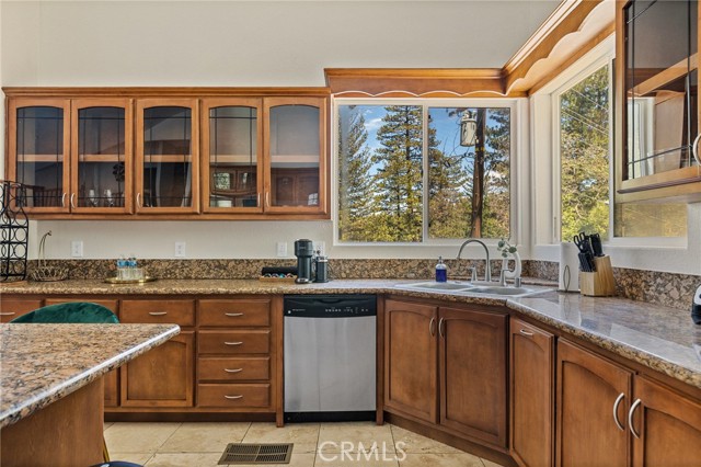 Detail Gallery Image 14 of 37 For 26648 Thunderbird Dr, Lake Arrowhead,  CA 92391 - 3 Beds | 3 Baths