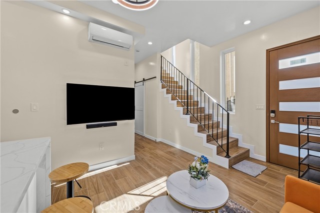 Detail Gallery Image 20 of 33 For 6920 1/2 Loma Verde, Canoga Park,  CA 91303 - 3 Beds | 3 Baths