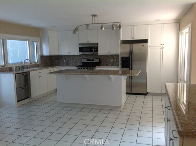 Detail Gallery Image 2 of 9 For 660 Martinique, Newbury Park,  CA 91320 - 4 Beds | 3 Baths