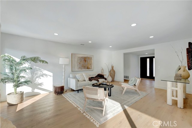 Detail Gallery Image 15 of 49 For 21211 Binghampton Cir, Huntington Beach,  CA 92646 - 4 Beds | 3 Baths