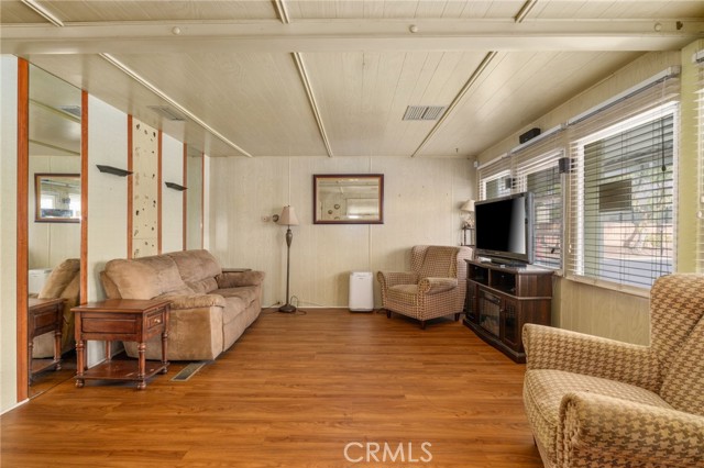 2692 Highland Avenue, Highland CA: https://media.crmls.org/medias/c5127423-e587-438e-9ef3-3949243e0589.jpg