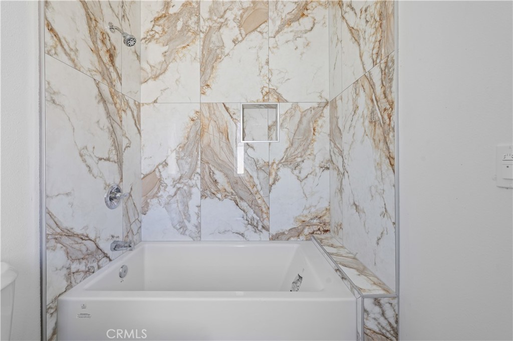 https://media.crmls.org/medias/c5132052-f73a-4c8f-ab77-df2c1ed6d800.jpg?preset=X-Large