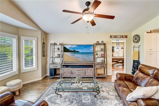 18687 Chickory Drive, Riverside CA: https://media.crmls.org/medias/c515a34f-e7b4-46e3-b77d-727f7928a10e.jpg