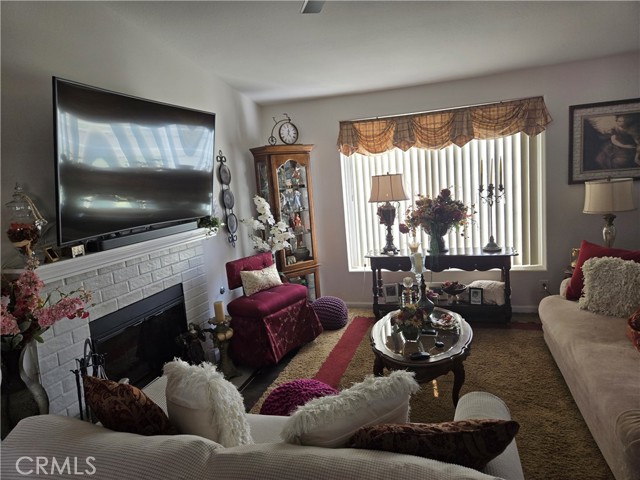 Detail Gallery Image 4 of 19 For 9269 44th St, Jurupa Valley,  CA 92509 - 4 Beds | 2 Baths