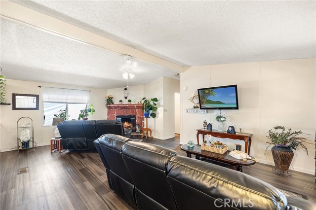 1097 N State Street, Hemet CA: https://media.crmls.org/medias/c51c2b41-3ff4-40e6-b88c-67b565de680f.jpg