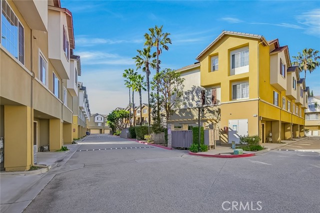 Detail Gallery Image 4 of 37 For 23429 S Vermont Ave #B,  Torrance,  CA 90502 - 3 Beds | 3 Baths