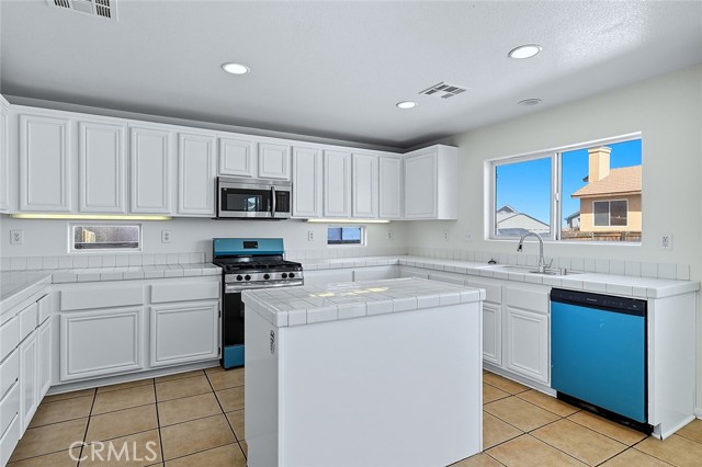 Detail Gallery Image 13 of 43 For 9373 Dragon Tree, Hesperia,  CA 92344 - 4 Beds | 3 Baths