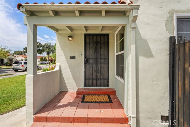 Entrance to house thru front porch