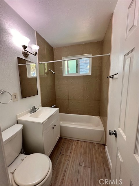 215 E Walnut Avenue, Monrovia CA: https://media.crmls.org/medias/c51e30ab-7e35-48c0-b378-df706b85bd79.jpg