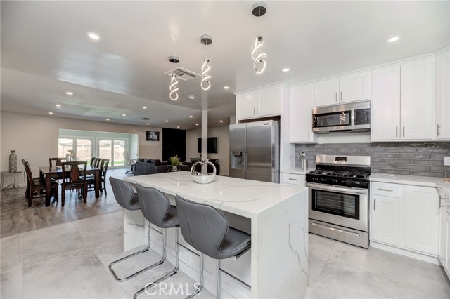 Detail Gallery Image 14 of 51 For 19847 Arminta St, Winnetka,  CA 91306 - 5 Beds | 3 Baths