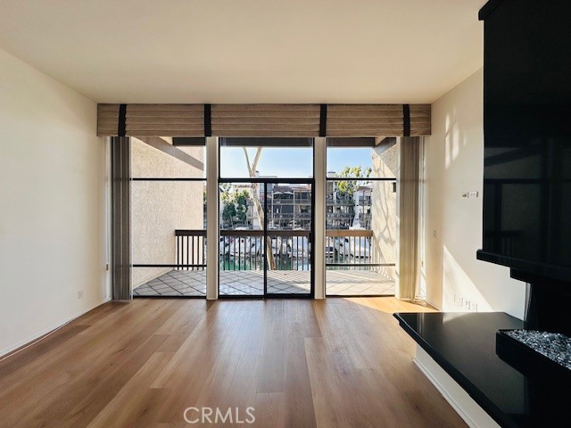 Detail Gallery Image 5 of 31 For 6229 Nw Marina Pacifica Dr, Long Beach,  CA 90803 - 2 Beds | 2/1 Baths