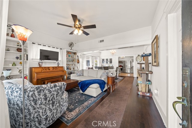 373 W Santa Cruz Street, San Pedro CA: https://media.crmls.org/medias/c524de29-2df2-4d31-bea6-bf0596740e71.jpg