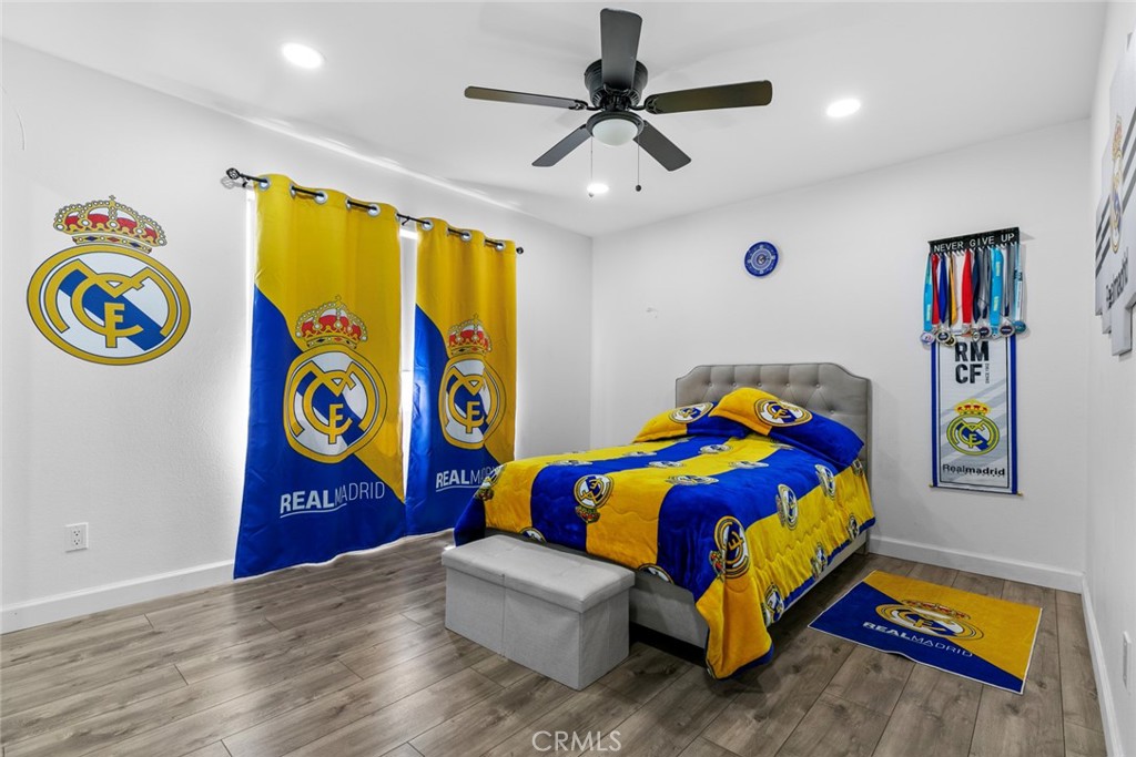 https://media.crmls.org/medias/c5255e2d-707d-4063-8409-9ac9871a5815.jpg?preset=X-Large