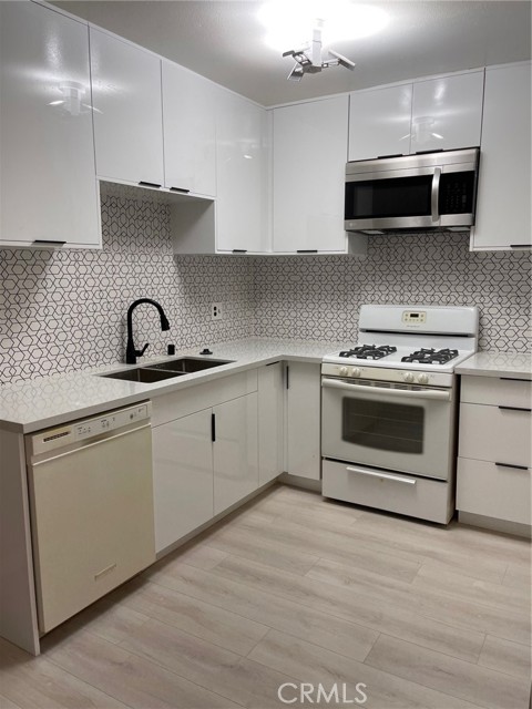 Detail Gallery Image 17 of 22 For 14560 Clark St #102,  Sherman Oaks,  CA 91411 - 2 Beds | 2 Baths