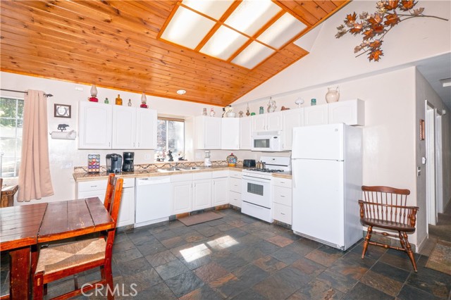 42531 Cedar Ave, Big Bear Lake CA: https://media.crmls.org/medias/c525ad53-ee80-42b2-8bf2-f23dac099c5a.jpg